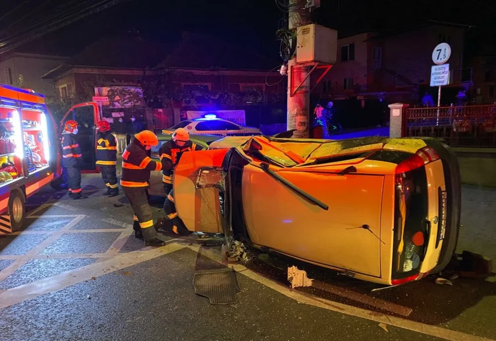 FOTO | Doi adulți și un minor au fost răniți într-un accident cu două mașini