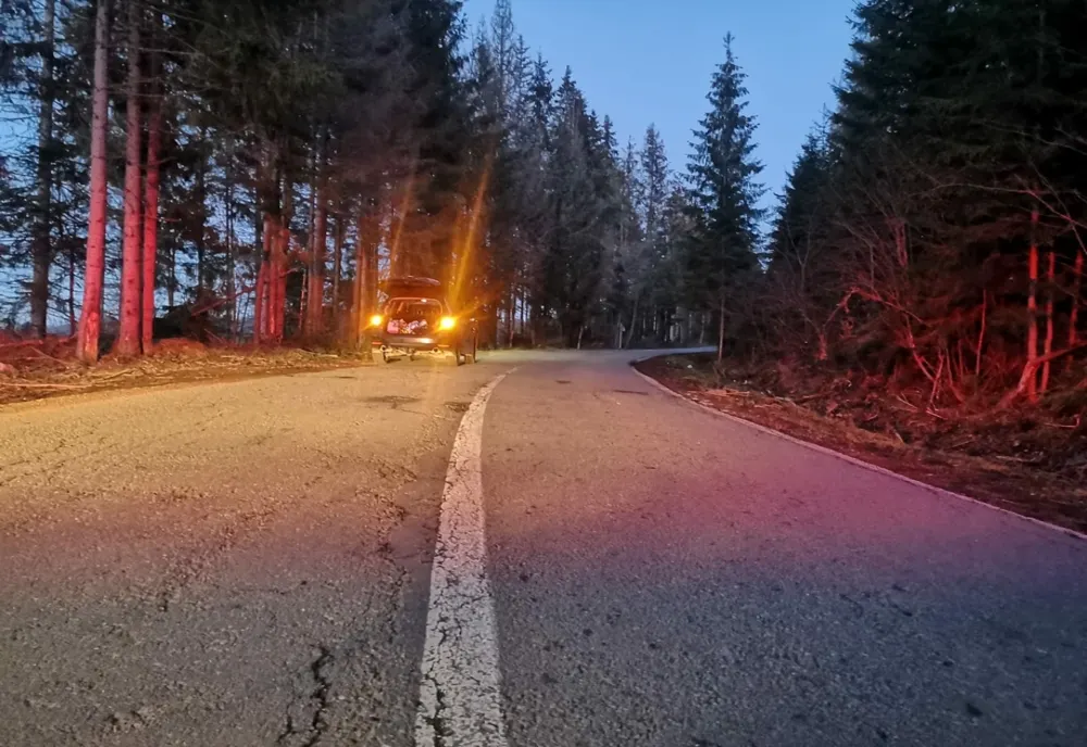 FOTO | Accident în Poiana Horea! Un tânăr a ajuns la spital după ce a căzut din portbagajul unei mașini