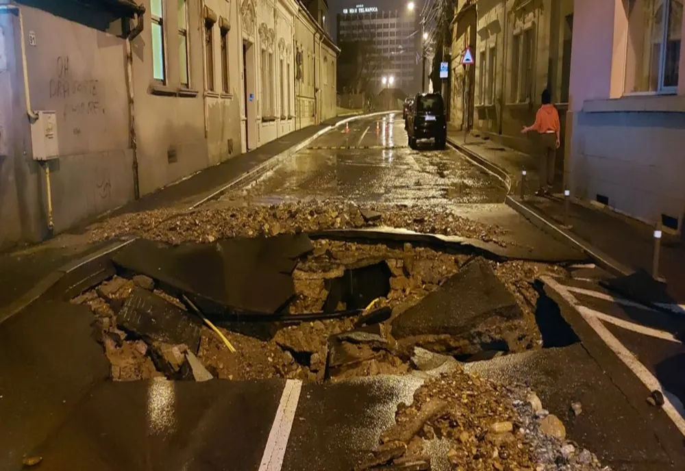 FOTO | Inundație pe două străzi din Cluj! Au fost afectate mai multe case, blocuri și o parcare subterană