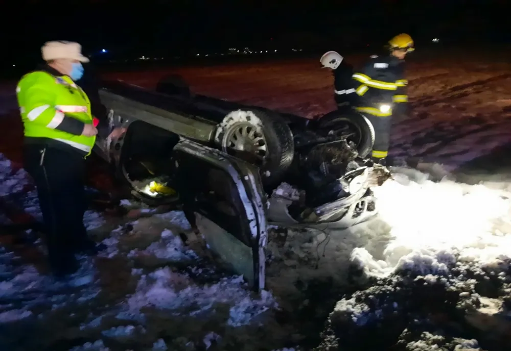 FOTO | Accident la ieşire din Gherla! Un bărbat a ajuns la spital după ce s-a răsturnat cu maşina