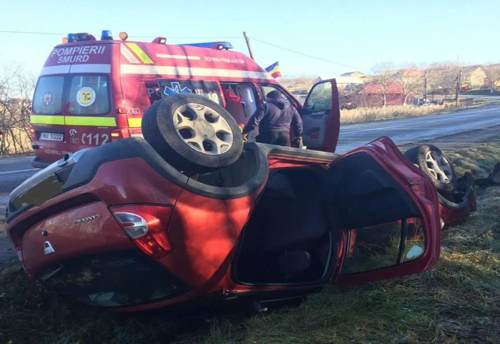 FOTO | Accident în judeţul Cluj! O femeie a ajuns la spital după ce maşina în care se afla s-a răsturnat