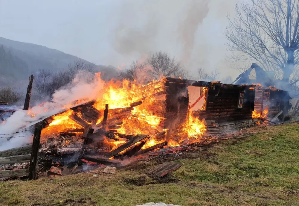 FOTO | Casă distrusă de un incendiu violent în judeţul Alba! Au intervenit pompierii din Cluj