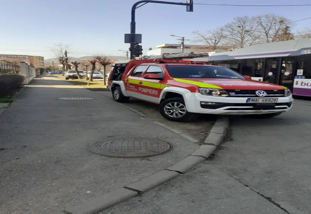 FOTO | Femeie în stare gravă după ce a căzut de la înălţime pe o stradă din Cluj-Napoca