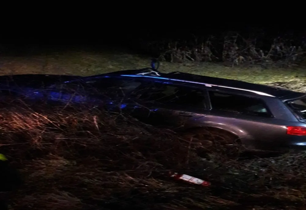 FOTO | Accident în judeţul Cluj! O maşină a ajuns pe câmp