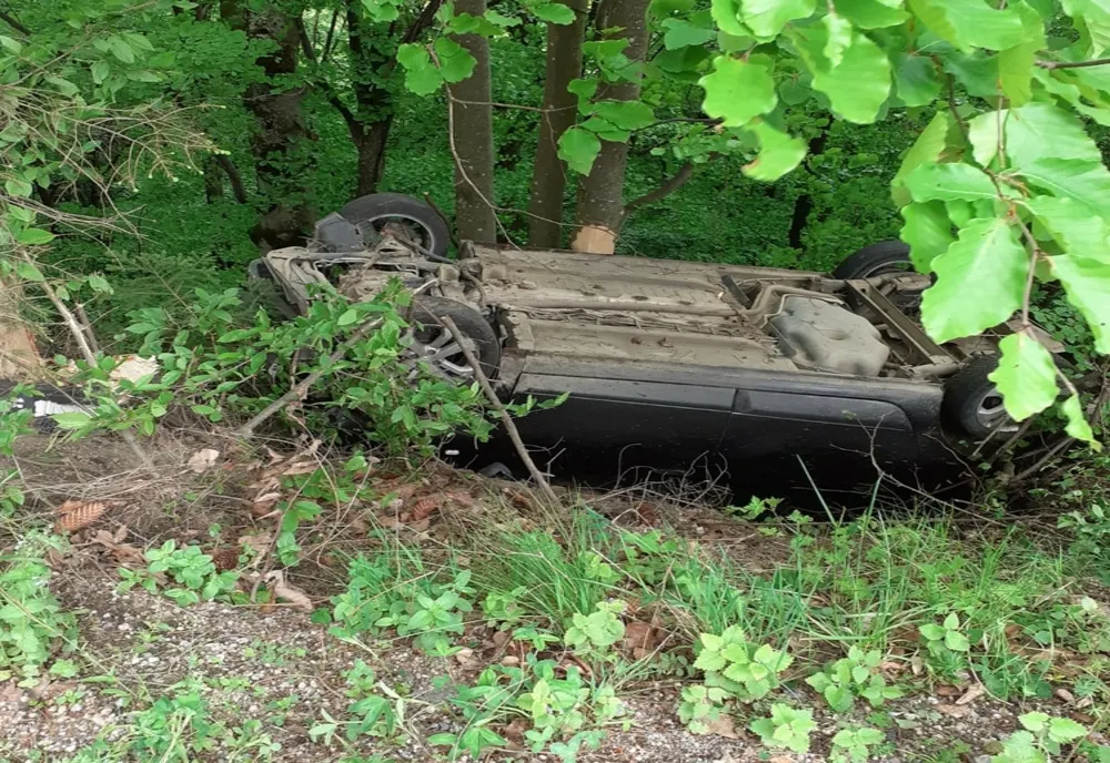 FOTO | Accident cu 4 victime în zona de munte a Clujului! Au căzut cu maşina într-o vale