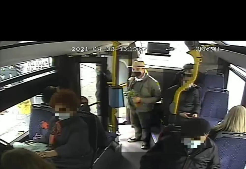 FOTO | Controlor de bilete bătut de un tânăr într-un autobuz din Cluj