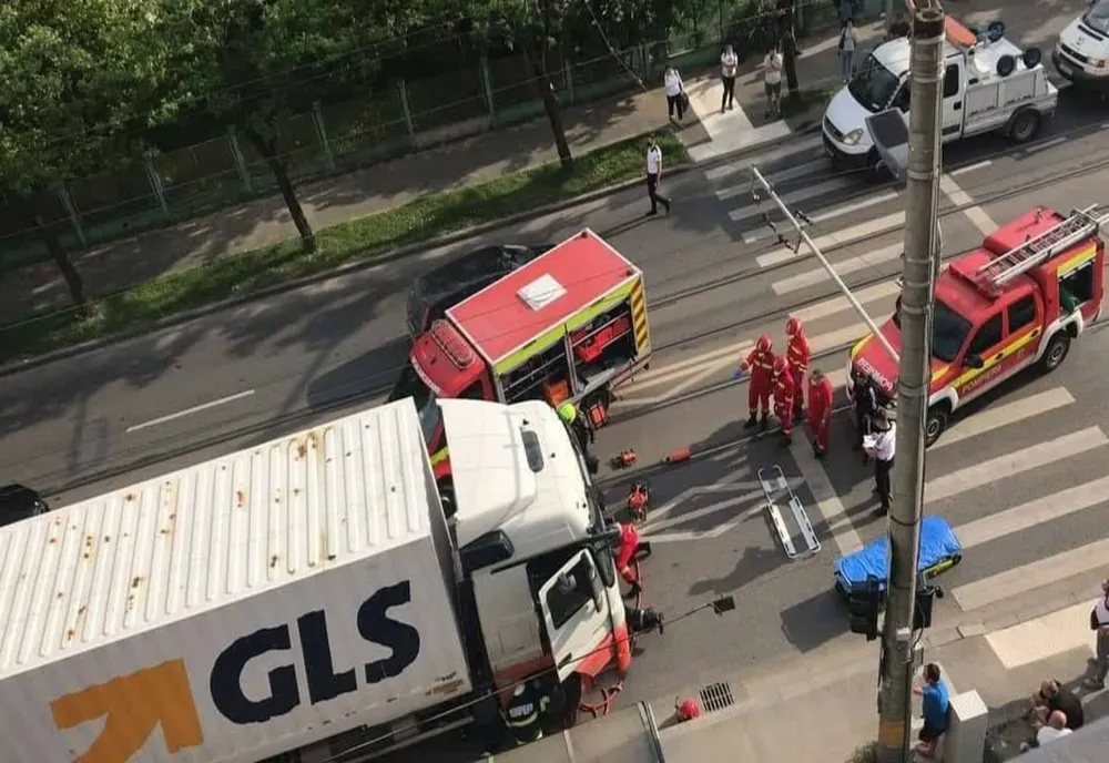 FOTO | Grav accident în Cluj! Un bărbat care încerca să urce în tramvai a fost lovit mortal de un camion