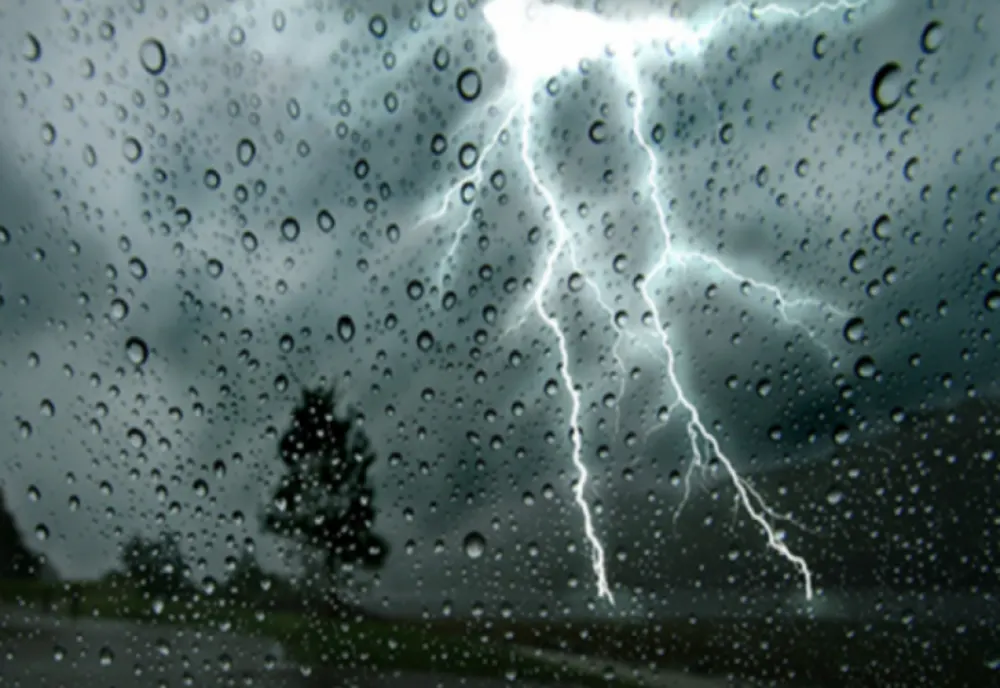 Cod ROŞU de fenomene meteo extreme în mai multe localităţi din judeţul Cluj