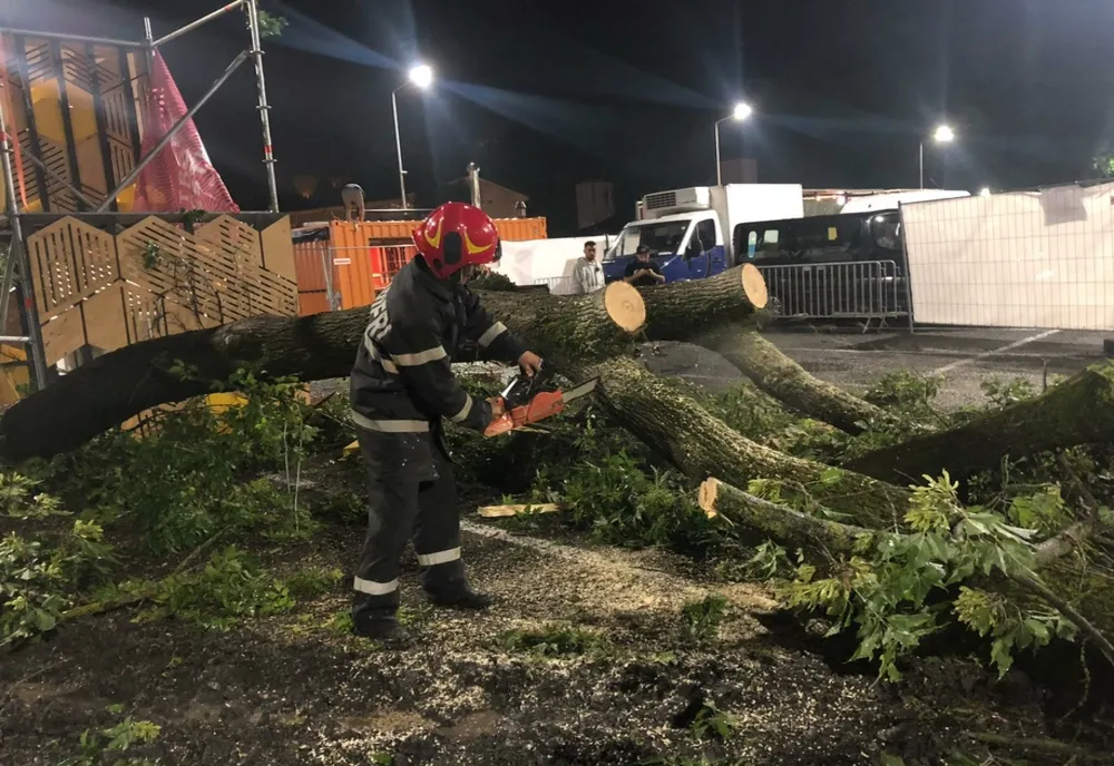 O furtună a făcut ravagii în Cluj-Napoca! Două persoane au fost rănite