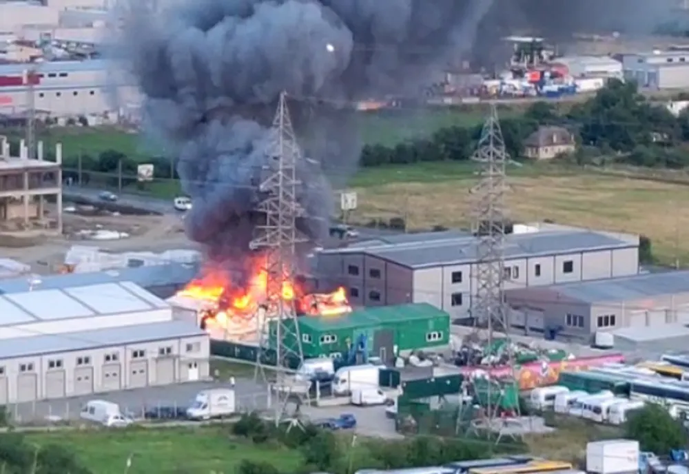 VIDEO | Incendiu la un depozit din Cluj-Napoca! Două butelii au explodat