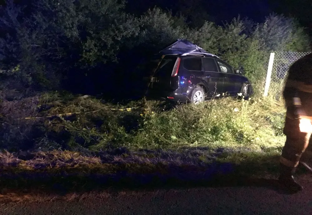 Şoferiţă rănită pe un drum judeţean după ce a lovit cu maşina un cal lăsat nesupravegheat (FOTO)