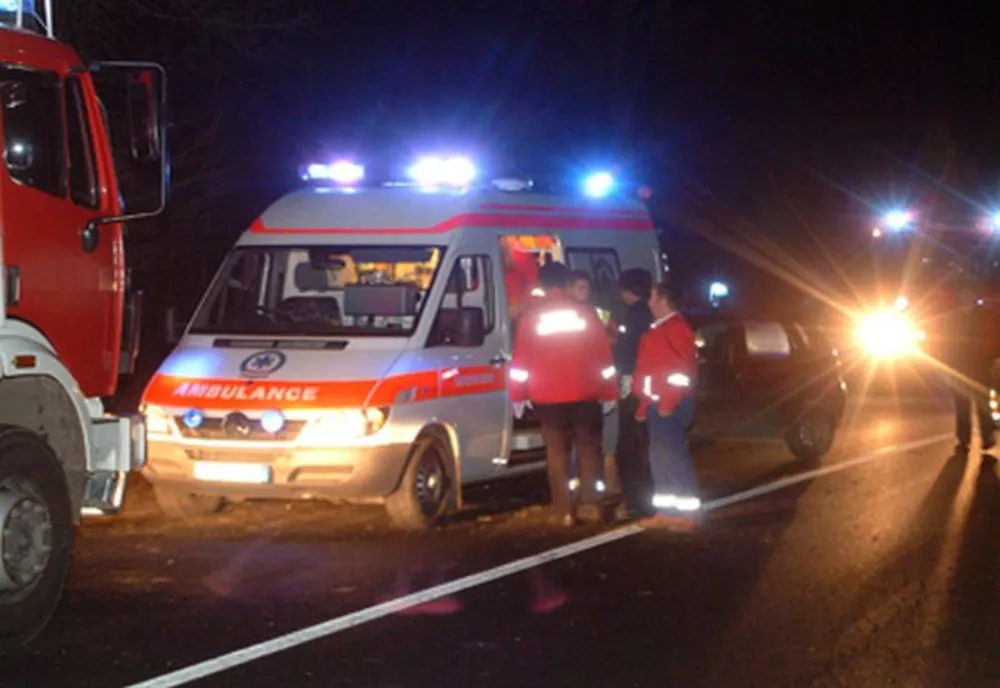 Doi tineri au ajuns la spital după ce mașina în care se aflau s-a răsturnat! Șoferul vinovat are 18 ani