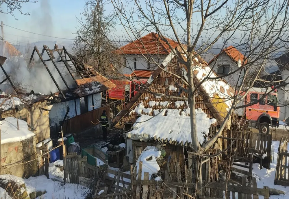 Incendiu la o casă din Gheorgheni! Un bărbat de 84 de ani nu a reuşit să iasă din casă şi a murit (FOTO)