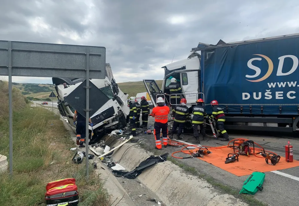 Grav accident lângă Cluj-Napoca! Impact între două autocamioane și un autoturism (FOTO)
