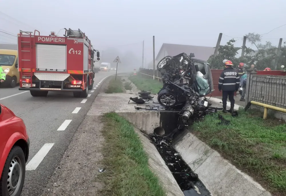 Un tânăr de 20 de ani a scăpat cu viaţă după ce şi-a făcut maşina praf pe un drum din Cluj (FOTO)