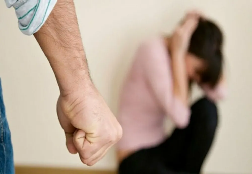 Poliţist din Cluj arestat pentru că ar fi violat o tânără la o petrecere! Iubitul femeii era într-o cameră alăturată