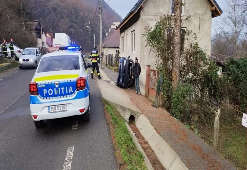 Două persoane rănite după ce s-au răsturnat cu maşina în Dej! Şoferiţa a încercat să evite un câine (FOTO)
