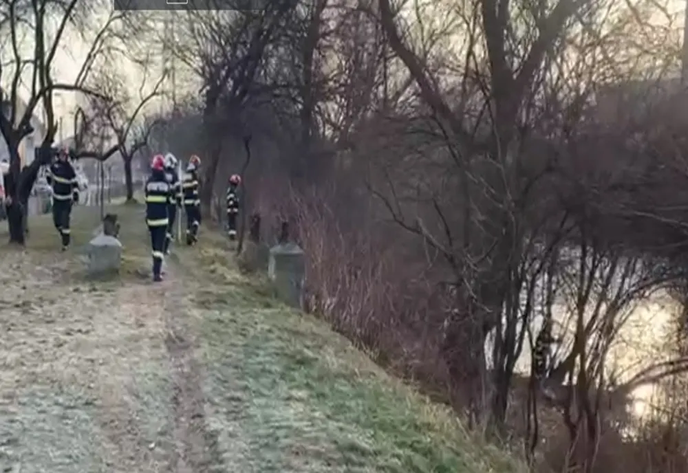 Femeie căzută în apele râului Someșul Mic în Cluj-Napoca! Pompierii încearcă să o salveze (VIDEO)