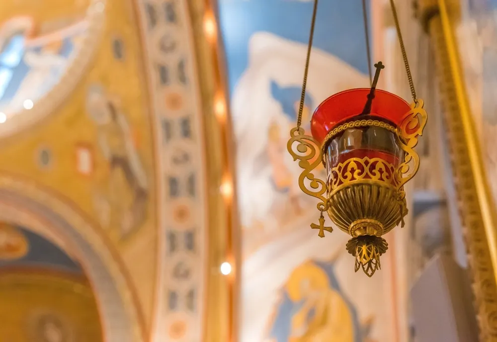 PATRIARHIA LE CERE PREOȚILOR SĂ ȚINĂ BISERICILE DESCHISE PENTRU CA OAMENII SĂ SE POATĂ ADĂPOSTI DE CANICULĂ