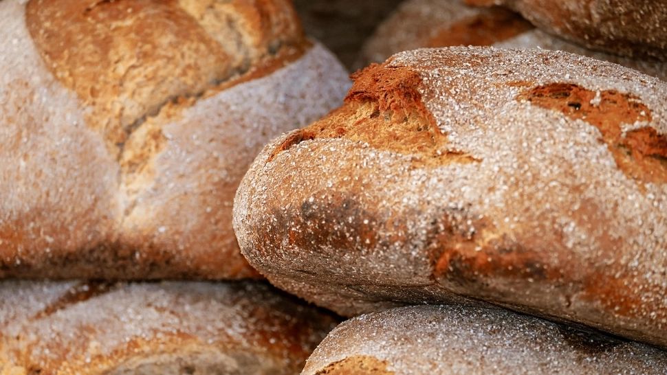 Pâinea se scumpește înainte de Paște: românii vor plăti mult mai mult pentru produsele de bază