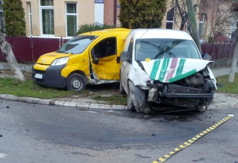 FOTO | Accident cu două maşini în Dej! O persoană a fost grav rănită, alte două au scăpat cu răni uşoare