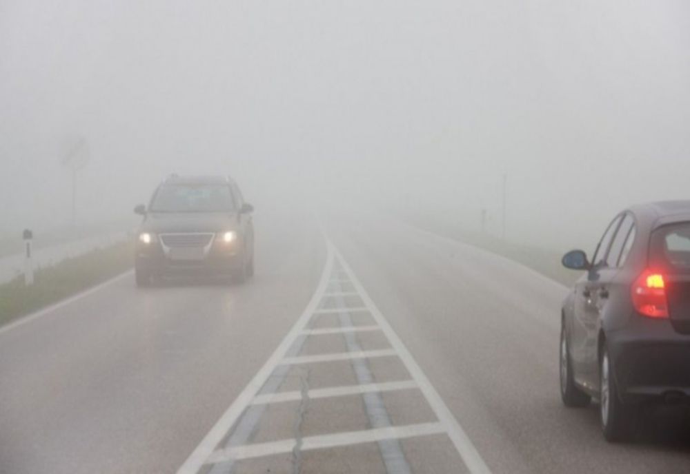 Atenție, șoferi! Circulație îngreunată din cauza ceții, pe mai multe drumuri naționale