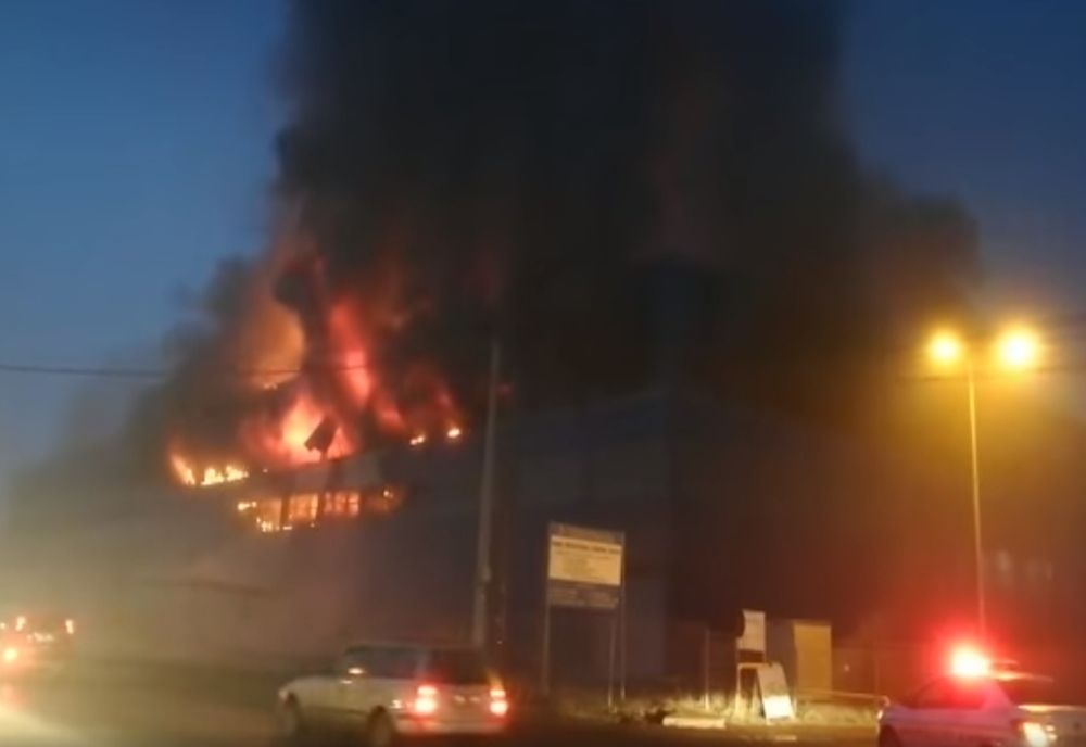 Incendiu la o hală industrială din Câmpia Turzii! Pompierii intervin cu 5 autospeciale 
