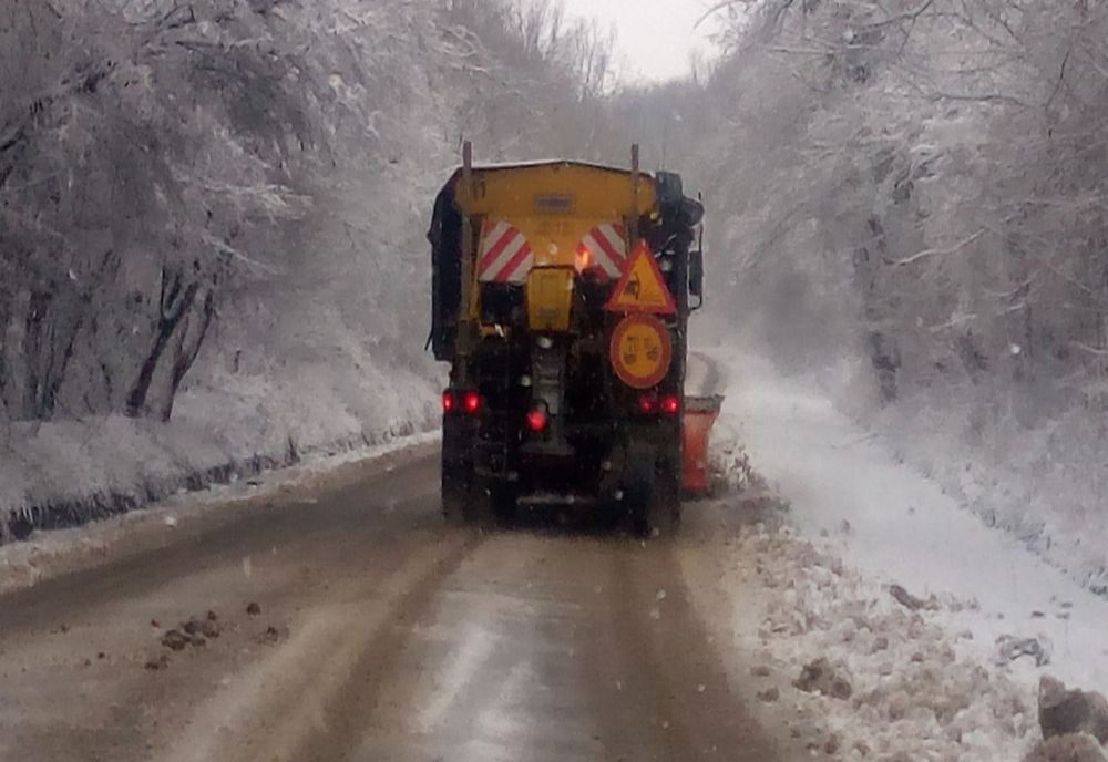 Peste 780 de tone de material antiderapant folosite în intervențiile pe drumurile județene