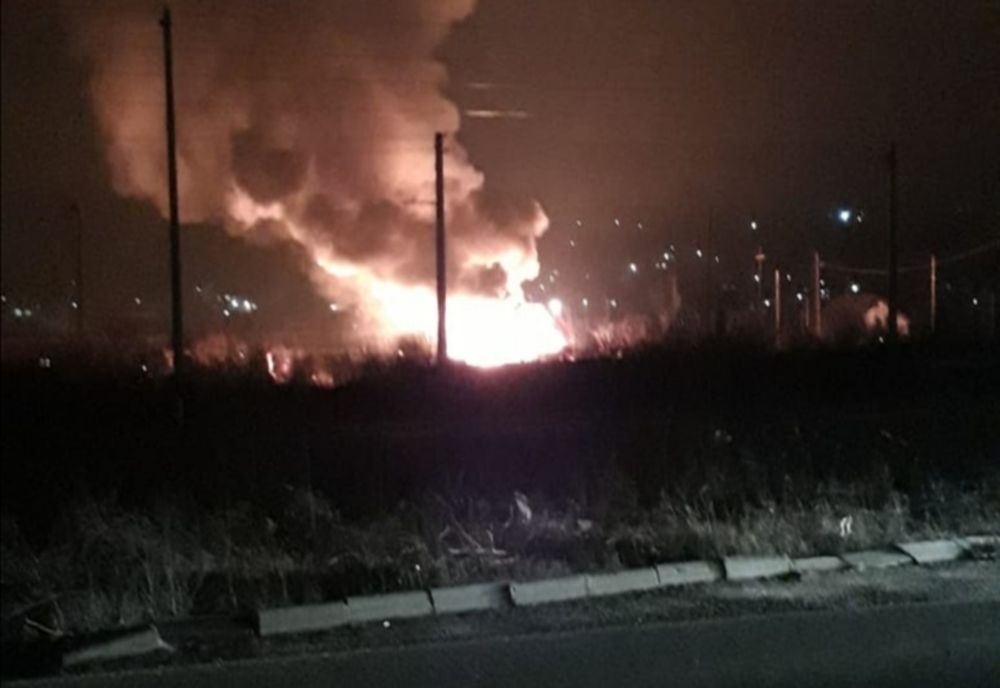 FOTO | 10 copii au rămas pe drumuri după ce casa le-a fost distrusă de flăcări
