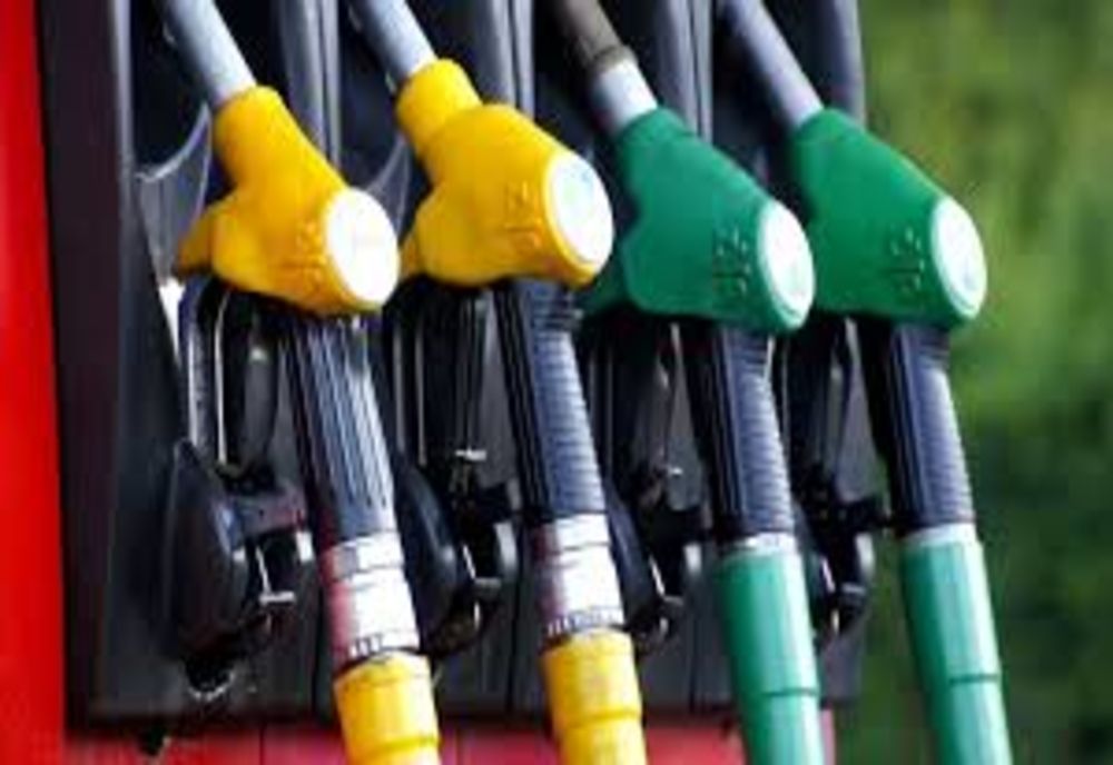 Atenţie, şoferi! Benzina şi motorina s-au ieftinit cu 32 bani pe litru