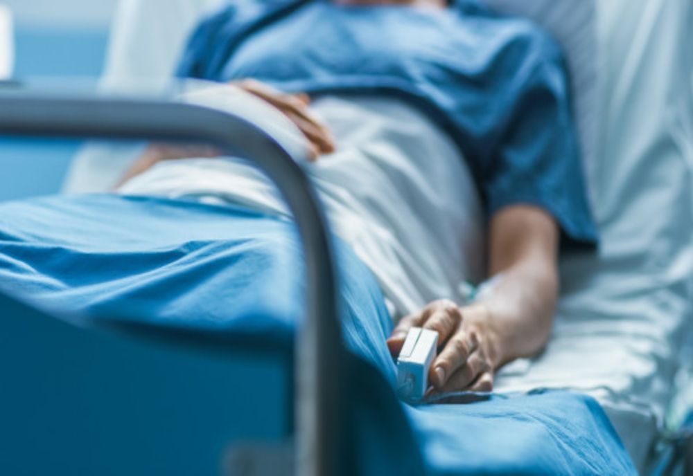 Bărbat strivit de maşină pe care o repara! Mai multe persoane i-au sărit în ajutor