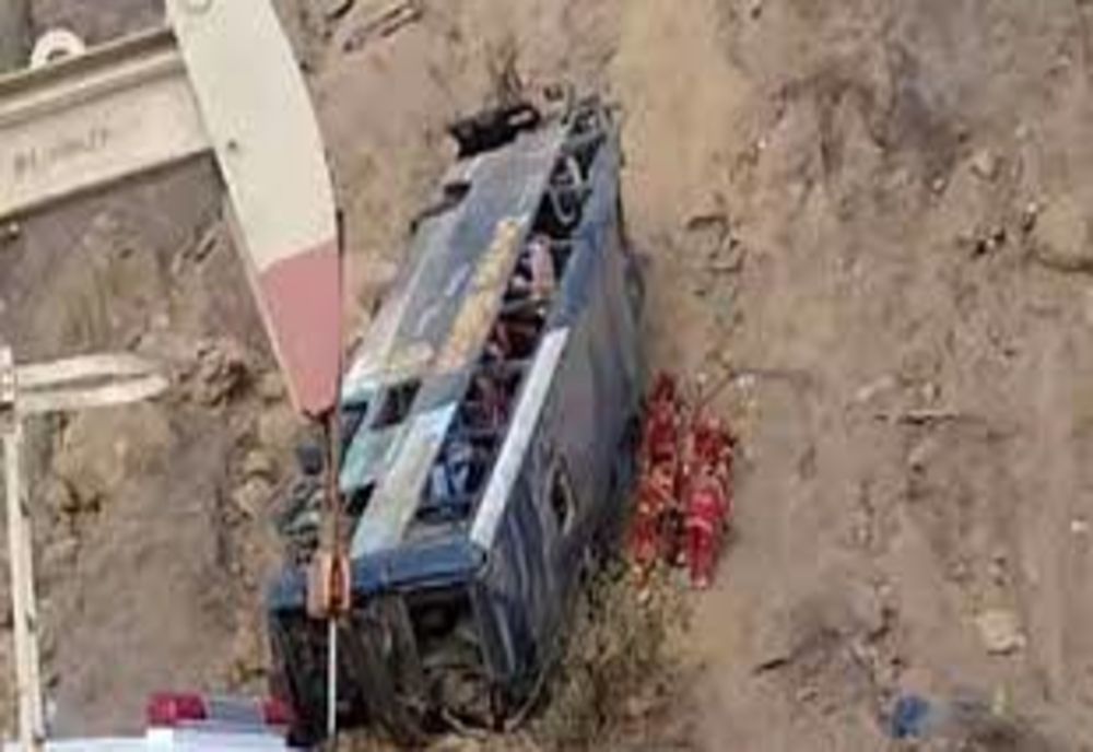 PERU - Un autocar cu o echipă de fotbal a căzut într-o prăpastie. 12 persoane au fost grav rănite și 8 au murit pe loc