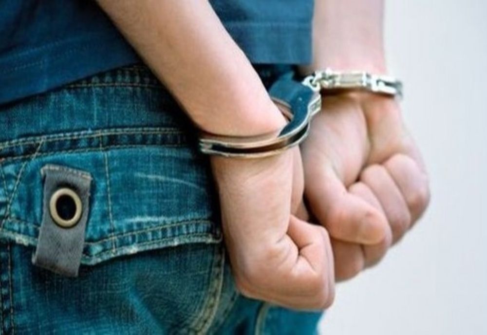 Tineri reţinuţi după ce au spart două aparate de cafea! Au furat 6000 de lei