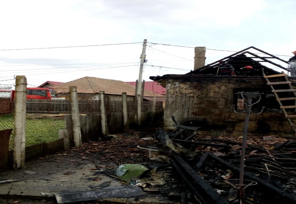 FOTO | Incendiu în Iclod! Acoperişul unei case şi o bucătărie de vară au fost cuprinse de flăcări