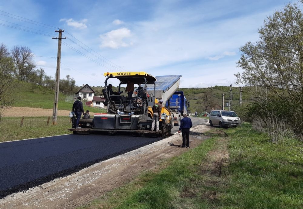 FOTO | Au fost finalizate lucrările de asfaltare pe drumul judeţean Cornești – Igriția – Oșorhel – DJ 108B