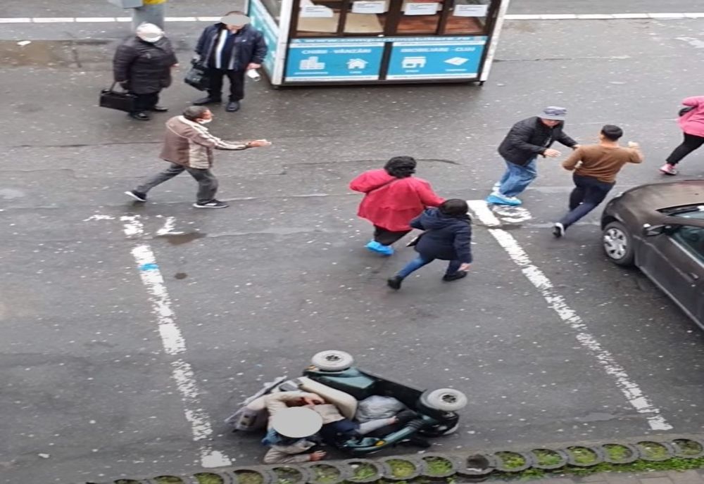 VIDEO | Scandal în Cluj-Napoca! O femeie în cărucior cu rotile a fost împinsă și aruncată pe jos