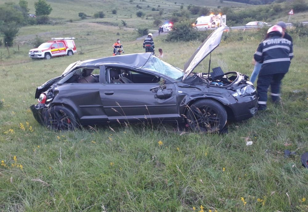 FOTO | Accident în Cluj! Două persoane rănite după ce s-au răsturnat cu maşina pe câmp