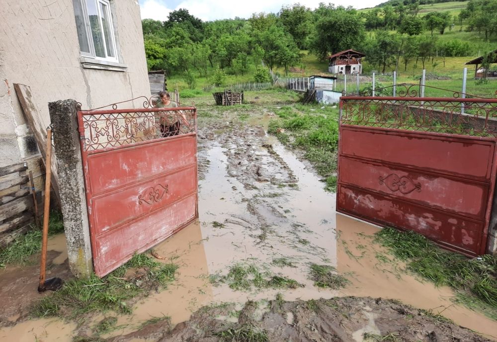 Intervenţii ale pompierilor dejeni în urma ploilor de ieri