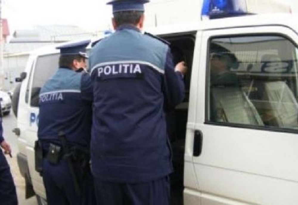 Bătaie pe o stradă din Dej după o şicanare în trafic între un taximetrist şi mai multe persoane care circulau cu o căruţă