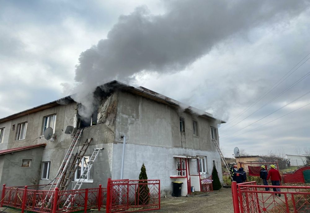 FOTO | Bloc de locuinţe cuprins de flăcări! Locatarii au reuşit să se evacueze la timp
