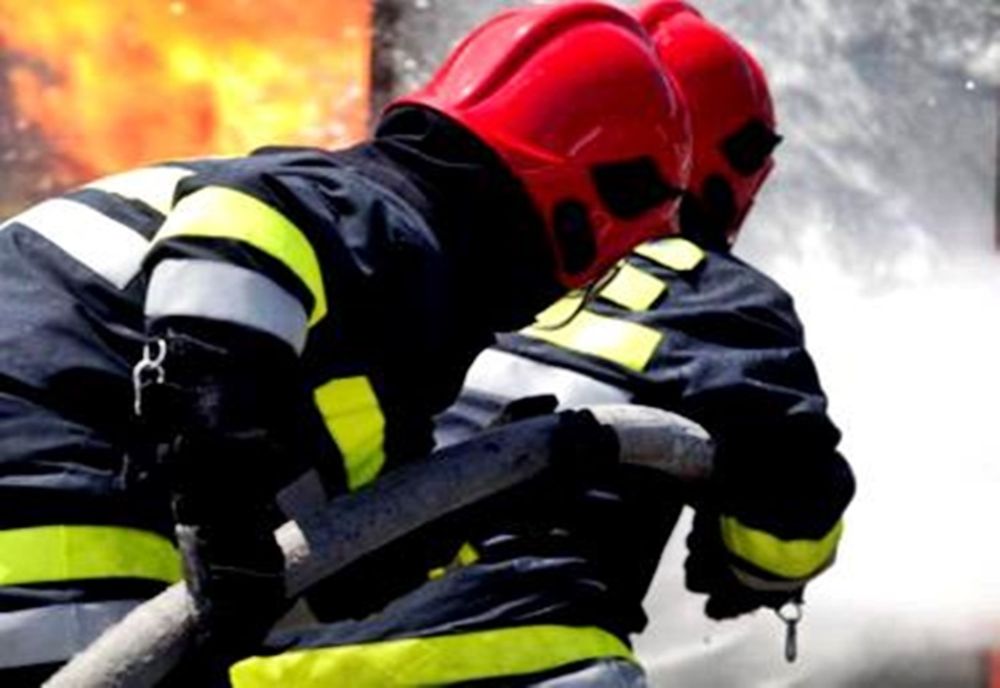 Branşament eletric curpins de flăcări pe o stradă din Cluj-Napoca