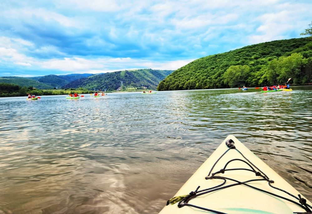 Lacul Gilău din județul Cluj, împânzit de caiace