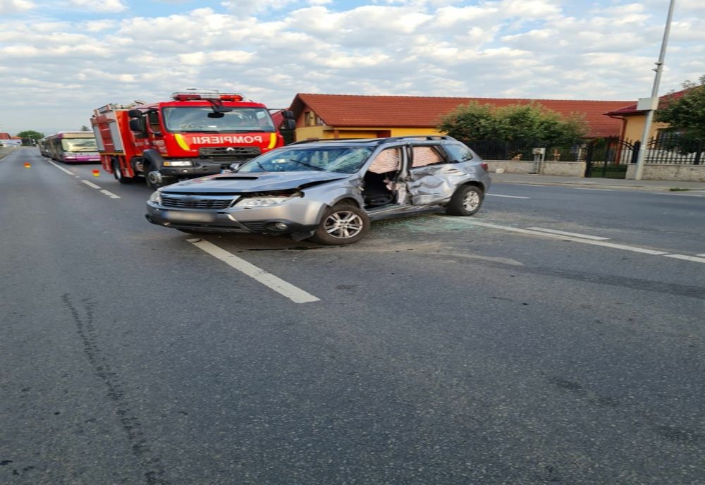 FOTO | Accident între un TIR şi o maşină în Floreşti! Două tinere au fost rănite şi au ajuns la spital