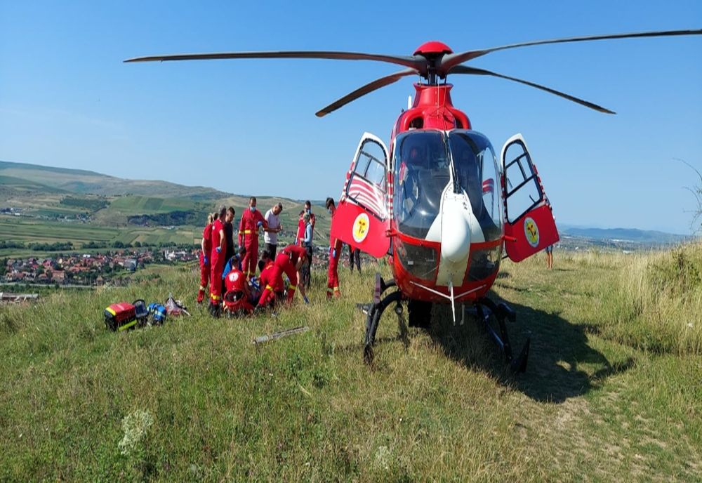 FOTO | Paraşutist rănit în judeţul Cluj! A fost solicitat elicopterul SMURD