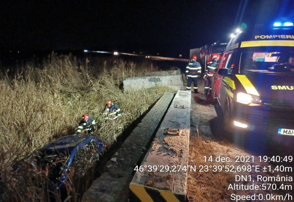 Accident în Tureni! Un tânăr a căzut cu maşină într-o râpă (FOTO)