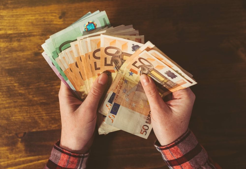 HARTA salariilor minime: Care este EVOLUȚIA în alte state și ce își PERMIT românii să cumpere