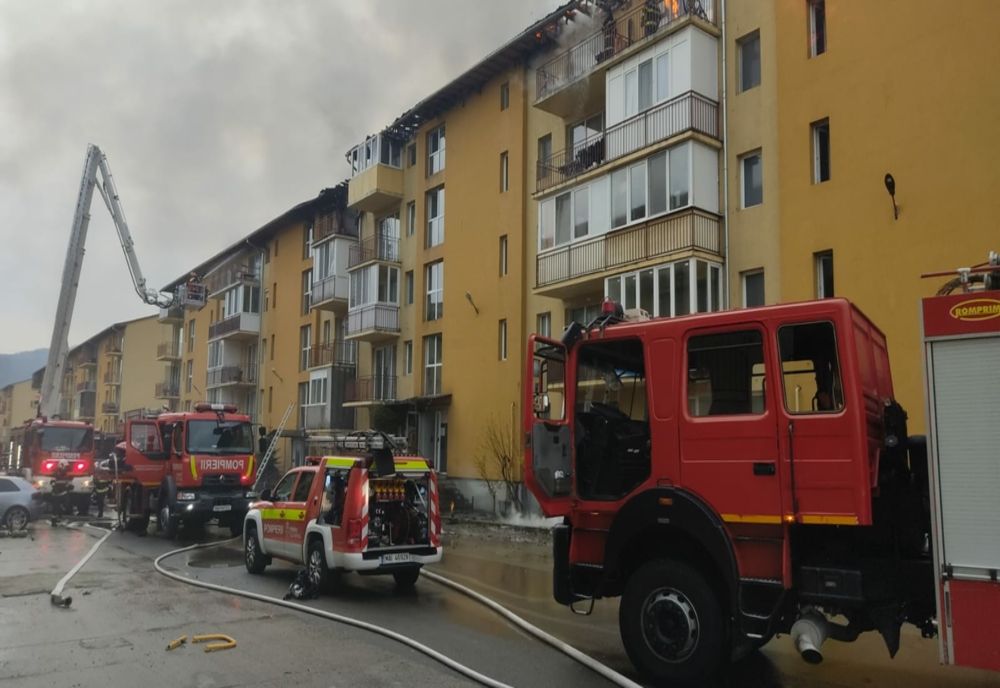 6 femei şi 2 copii refugiaţi din Ucraina afectaţi de incendiul violent care a curpins un bloc din Floreşti