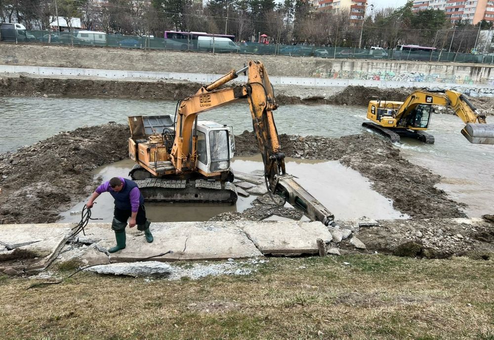 Scurgeri de ulei în Someșul Mic după ce un utilaj Administraţiei Bazinale de Apă Someş-Tisa s-a defectat (FOTO)