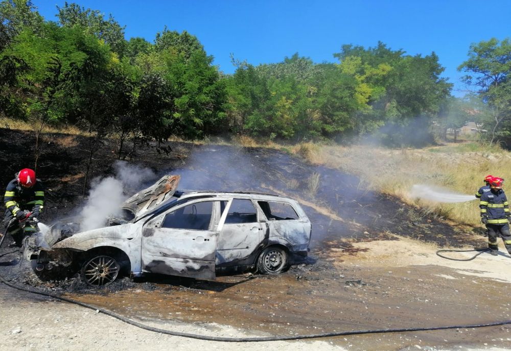 Maşină distrusă de un incendiu în localitatea Cara