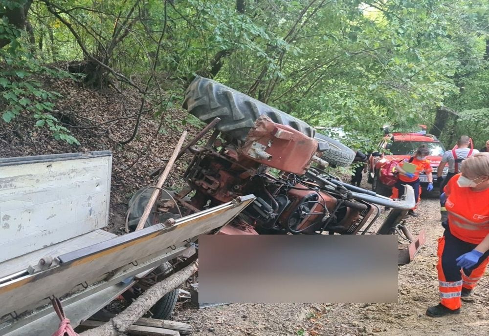Un bărbat a murit după ce s-a răsturnat cu tractorul într-o pădure din judeţul Cluj (FOTO)